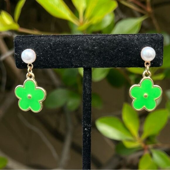 NWT New Urban Outfitters (UO) Green Flower Charm w/Pearl Post Accent Earrings - Picture 1 of 4